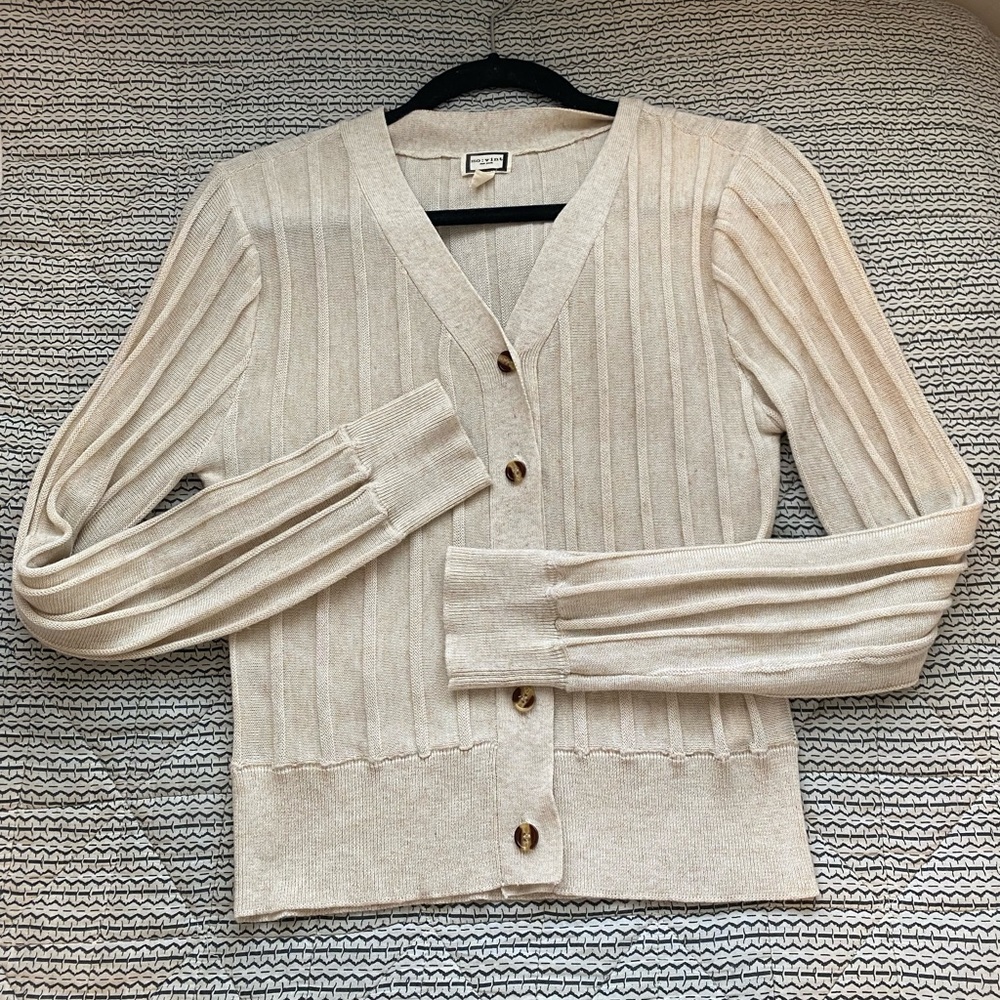 Fits like a medium. I’m a small and it fit me well also, like new!! Like New